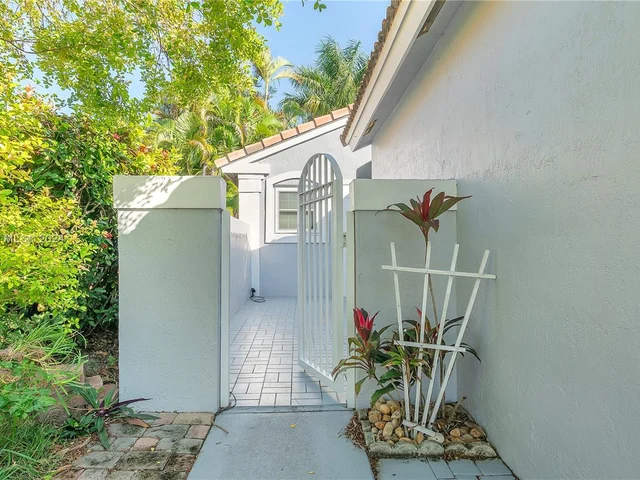 18801 NW 11th St, Pembroke Pines FL 33029