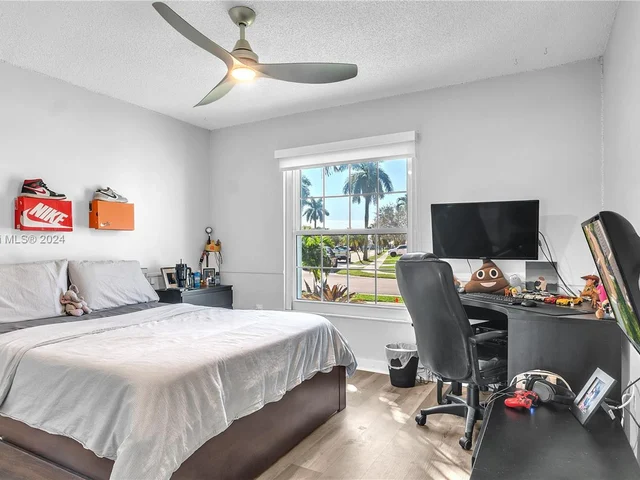 18801 NW 11th St, Pembroke Pines FL 33029