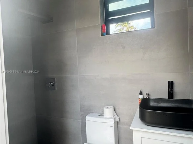 21010 NE 24th Ct, Miami FL 33180