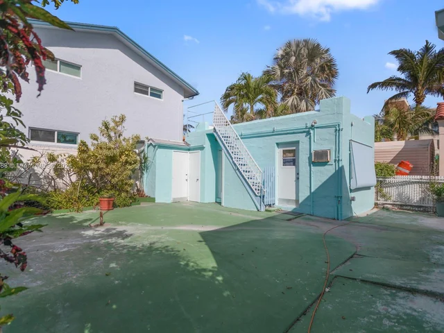 325 Grant St, Hollywood FL 33019