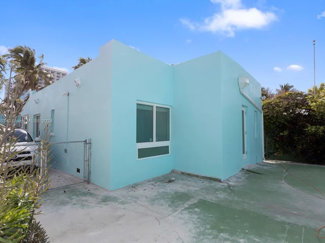 325 Grant St, Hollywood FL 33019