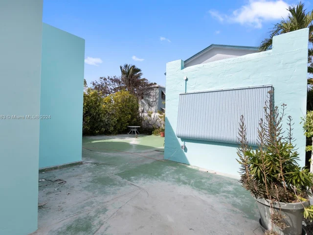 325 Grant St, Hollywood FL 33019