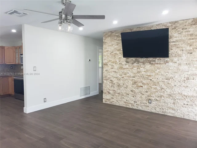 7313 NW 57th Dr, Tamarac FL 33321