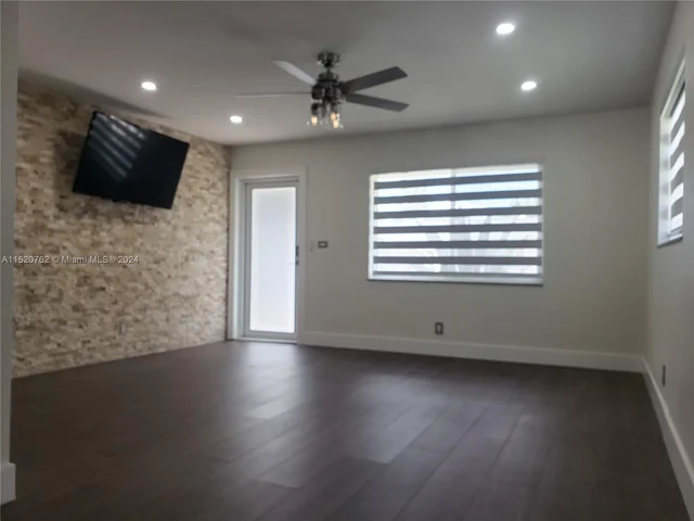 7313 NW 57th Dr, Tamarac FL 33321