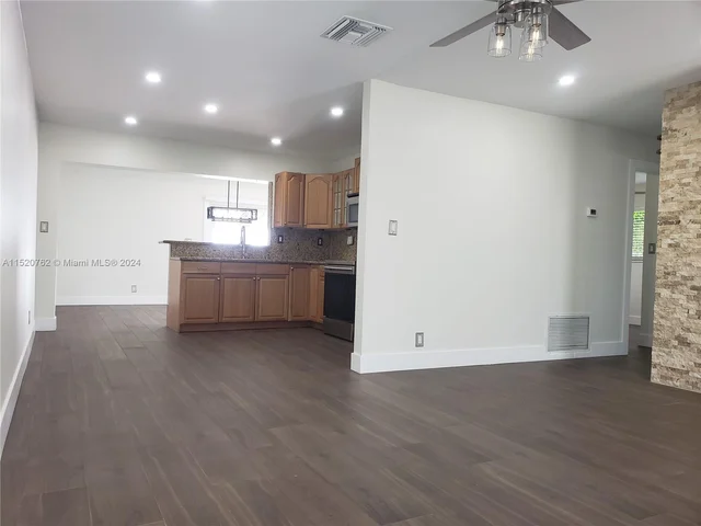 7313 NW 57th Dr, Tamarac FL 33321