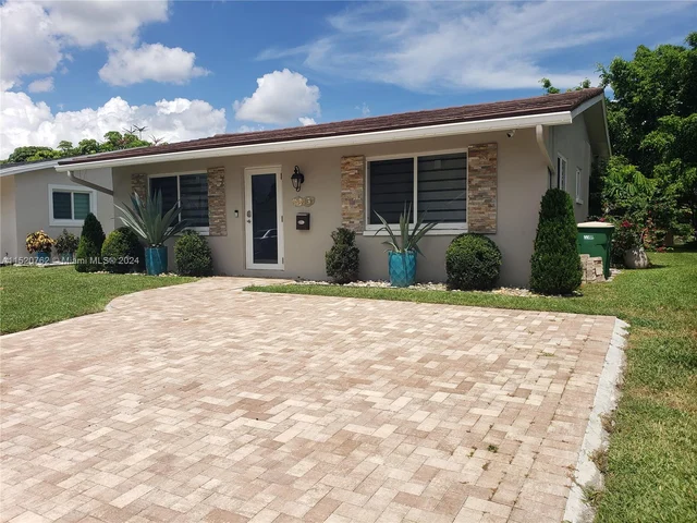 7313 NW 57th Dr, Tamarac FL 33321