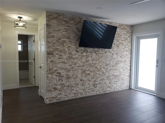 7313 NW 57th Dr, Tamarac FL 33321