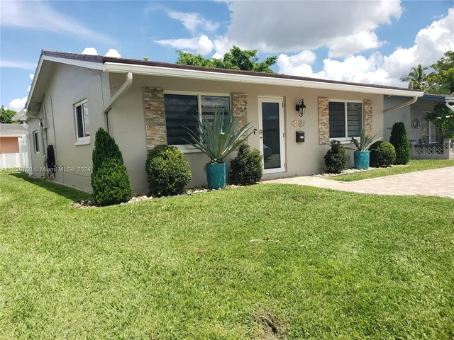 7313 NW 57th Dr, Tamarac FL 33321