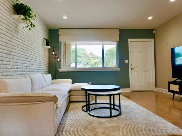 3194 Roosevelt St, Hollywood FL 33021