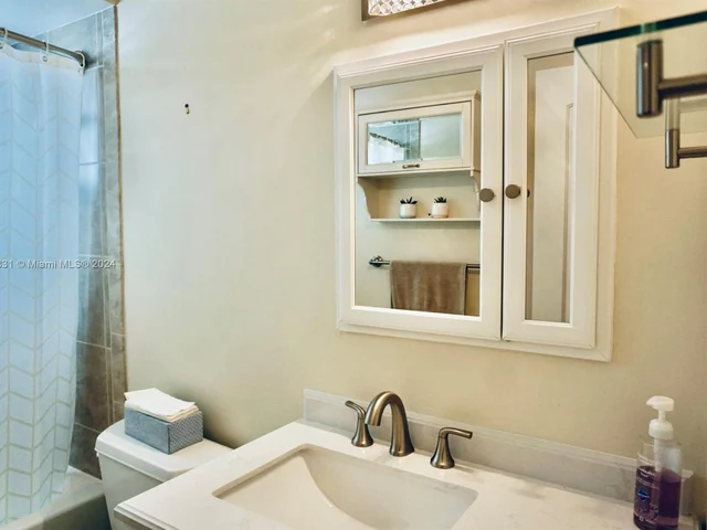 3194 Roosevelt St, Hollywood FL 33021