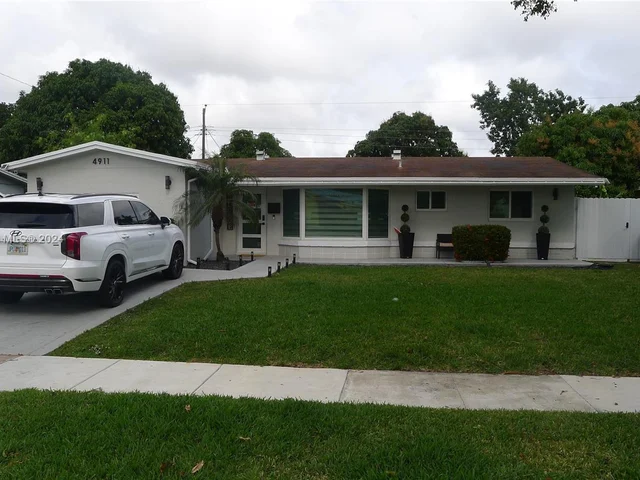 4911 NW 13th St, Lauderhill FL 33313