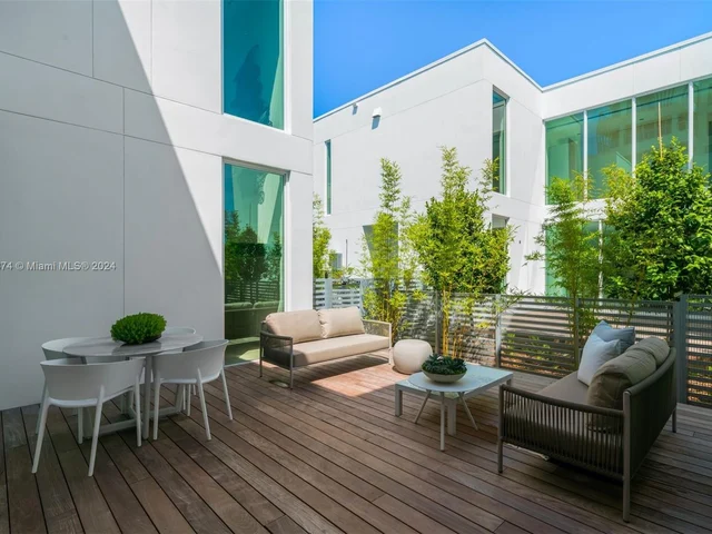 1011 W 48th St - Ritz Carlton Residences, Miami Beach FL 33140