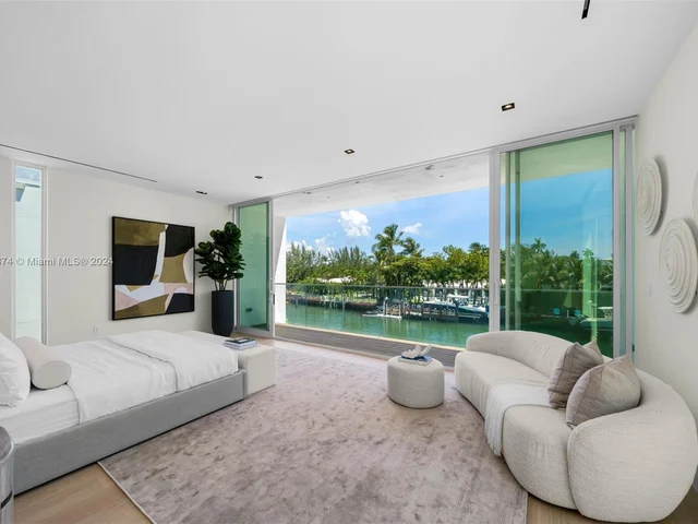 1011 W 48th St - Ritz Carlton Residences, Miami Beach FL 33140