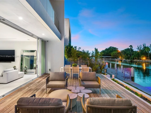 1011 W 48th St - Ritz Carlton Residences, Miami Beach FL 33140