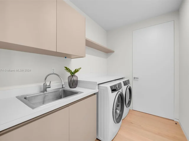 1011 W 48th St - Ritz Carlton Residences, Miami Beach FL 33140