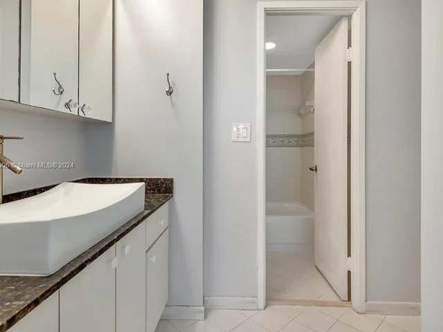 7135 Collins Ave # 615, Miami Beach FL 33141