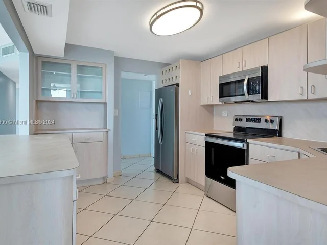 7135 Collins Ave # 615, Miami Beach FL 33141