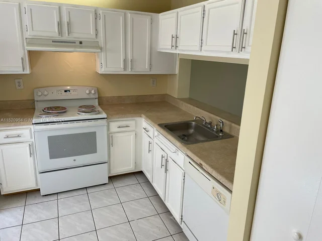 461 Ives Dairy Rd # 2, Miami FL 33179