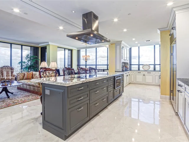 11113 Biscayne Blvd, Miami FL 33181