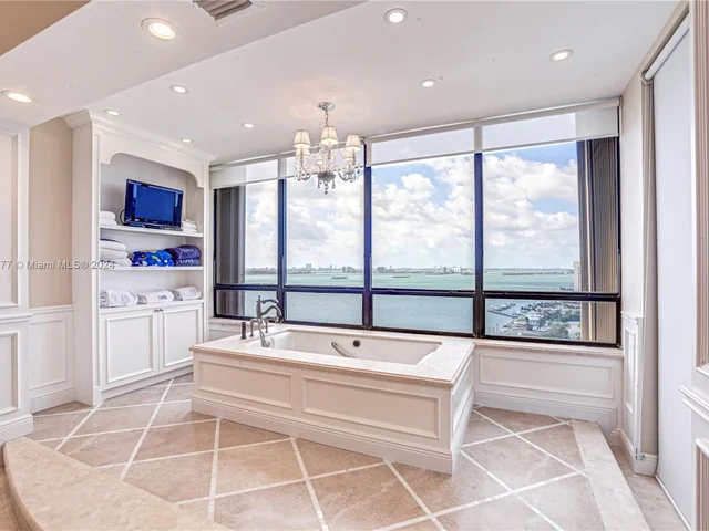 11113 Biscayne Blvd, Miami FL 33181