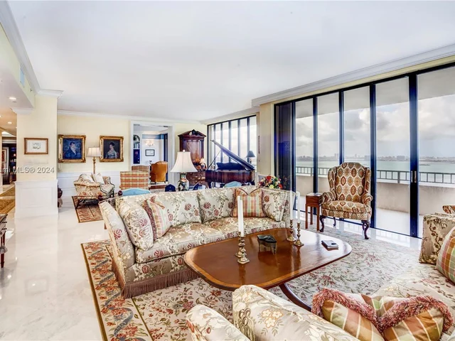 11113 Biscayne Blvd, Miami FL 33181