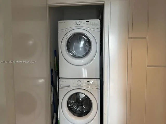 68 SE 6th St # 1004, Miami FL 33131