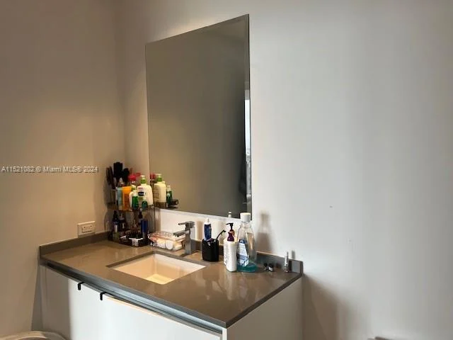 68 SE 6th St # 1004, Miami FL 33131