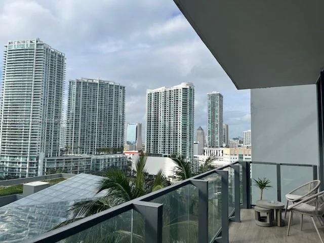 68 SE 6th St # 1004, Miami FL 33131