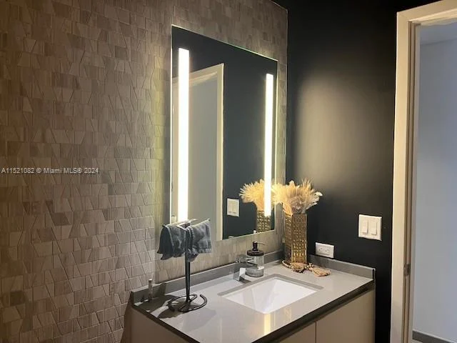 68 SE 6th St # 1004, Miami FL 33131