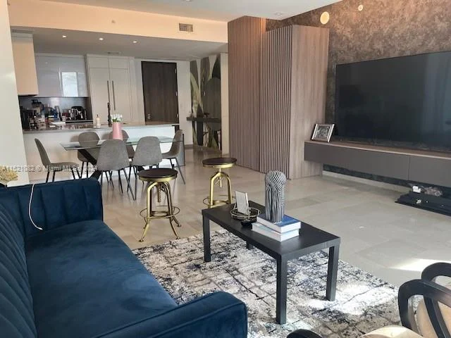 68 SE 6th St # 1004, Miami FL 33131