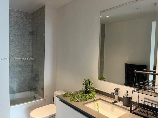 68 SE 6th St # 1004, Miami FL 33131