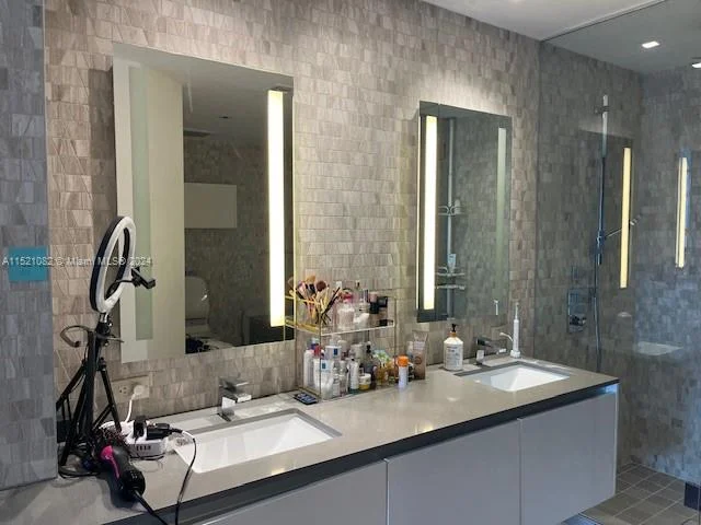 68 SE 6th St # 1004, Miami FL 33131