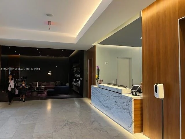 68 SE 6th St # 1004, Miami FL 33131