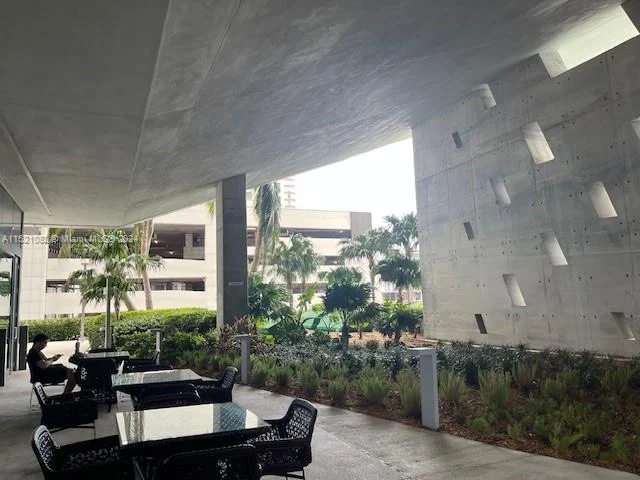 68 SE 6th St # 1004, Miami FL 33131