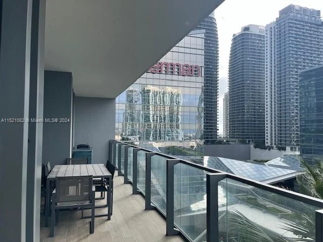 68 SE 6th St # 1004, Miami FL 33131