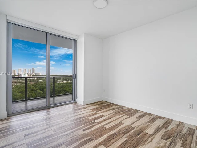16385 Biscayne Blvd # 1118, North Miami Beach FL 33160