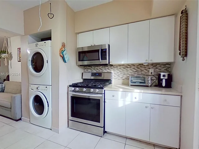 7845 NE Bayshore Ct # 14, Miami FL 33138