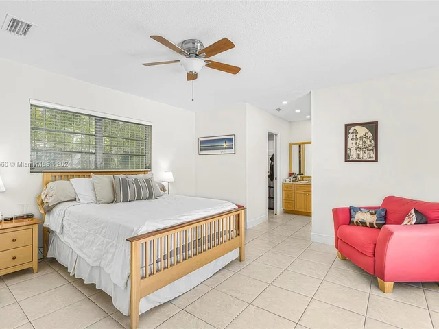 9640 SW 17th St, Miami FL 33165