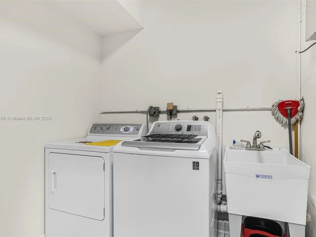 9640 SW 17th St, Miami FL 33165