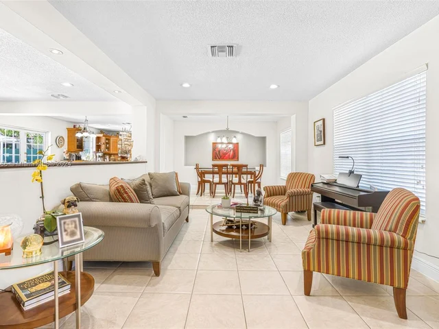 9640 SW 17th St, Miami FL 33165