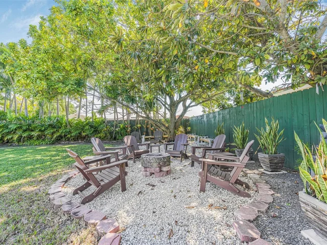 9640 SW 17th St, Miami FL 33165