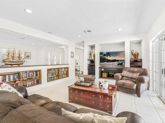 9640 SW 17th St, Miami FL 33165