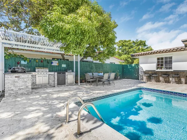 9640 SW 17th St, Miami FL 33165