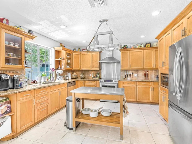 9640 SW 17th St, Miami FL 33165