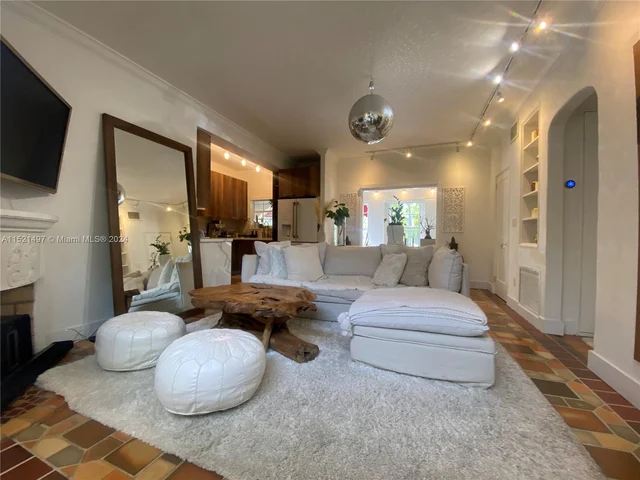 817 Espanola Way, Miami Beach FL 33139