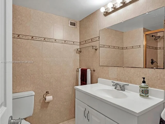 427 Golden Isles Dr # 5J, Hallandale Beach FL 33009