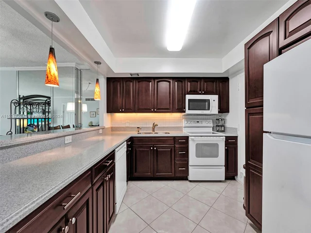 427 Golden Isles Dr # 5J, Hallandale Beach FL 33009