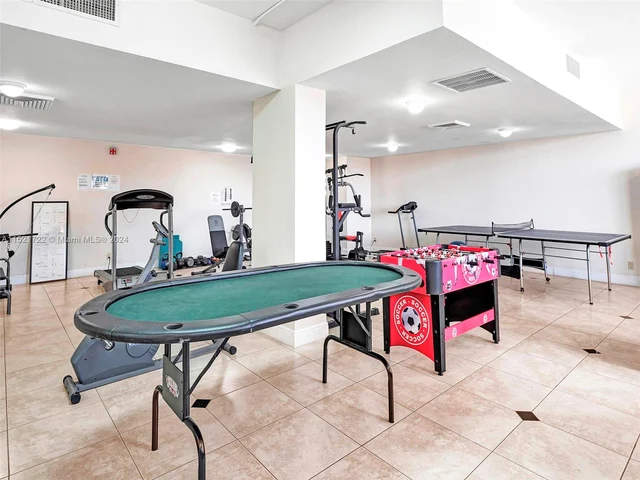 427 Golden Isles Dr # 5J, Hallandale Beach FL 33009