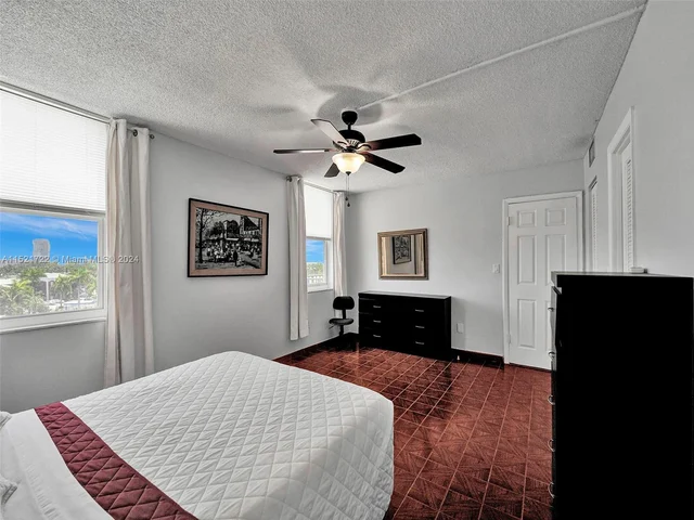 427 Golden Isles Dr # 5J, Hallandale Beach FL 33009