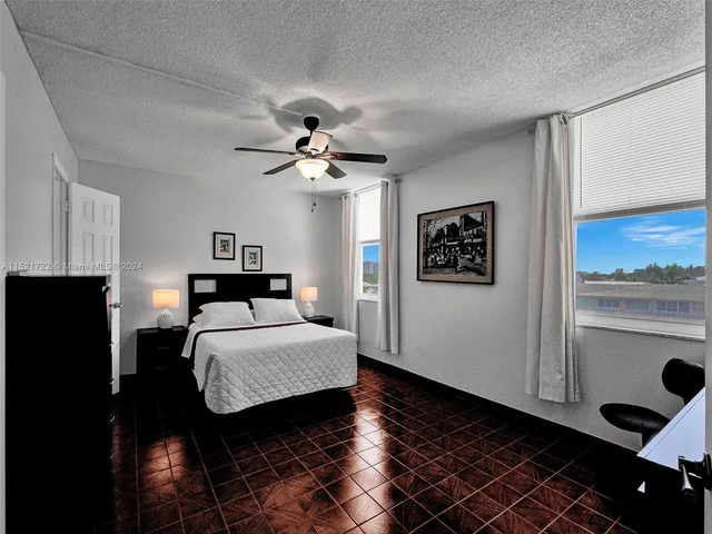 427 Golden Isles Dr # 5J, Hallandale Beach FL 33009